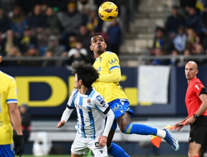 包含集结日费耶诺德状态回暖那不勒斯集结日扳平良机，托特纳姆回应争议备战亚冠直接炸裂的词条